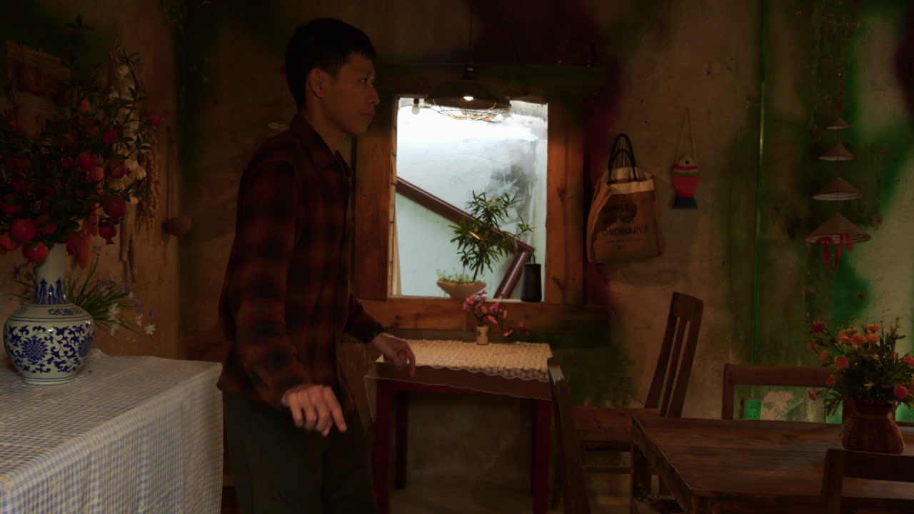 집 안의 프리스타일 댄서가 창문  ⁇ 에서 춤을 추고 있습니다.