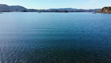 Luftaufnahme-über-Dem-Wasser-In-Der-Bucht-Von-Urupukapuka,-Landschaft-Eines-Idyllischen,-Sonnigen-Sommerurlaubs-In-Der-Bay-Of-Islands,-Neuseeland