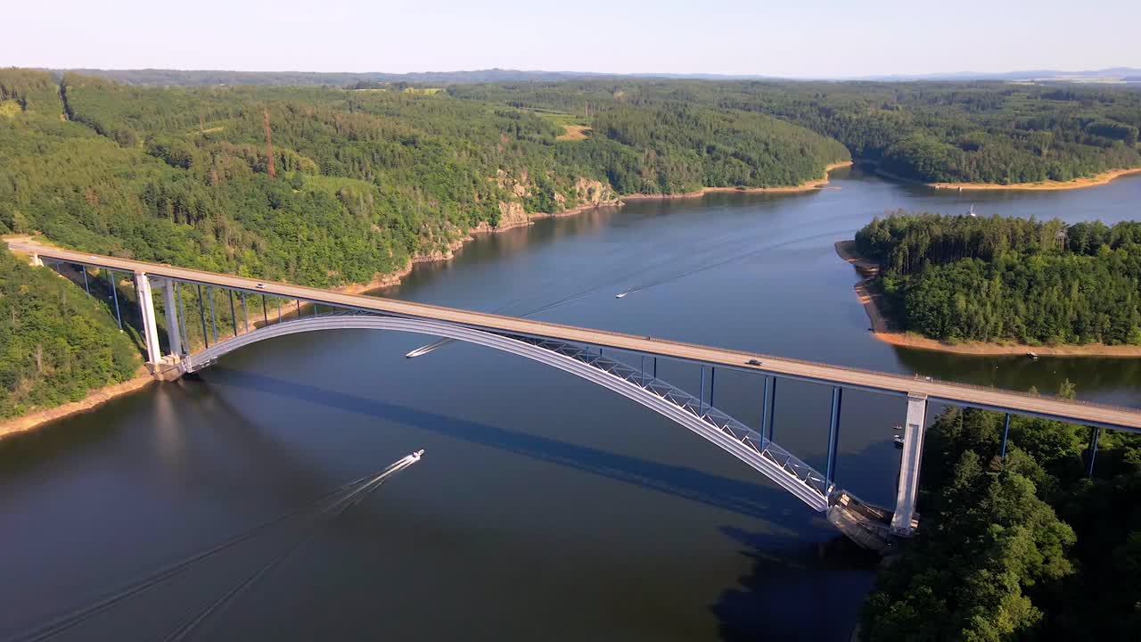 Motoscafo che passa sotto l'iconico ponte ad arco in acciaio di Zdakov, nella Repubblica Ceca