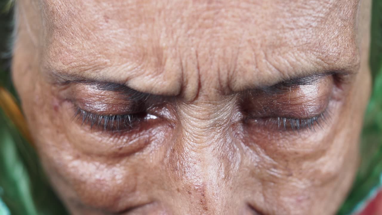 primer plano de la cara de una anciana