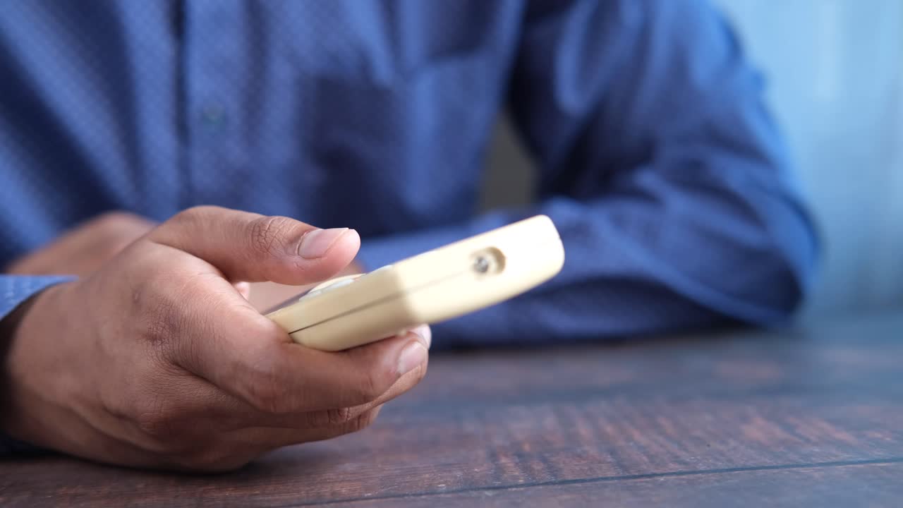 Persona che tiene un telecomando del condizionatore