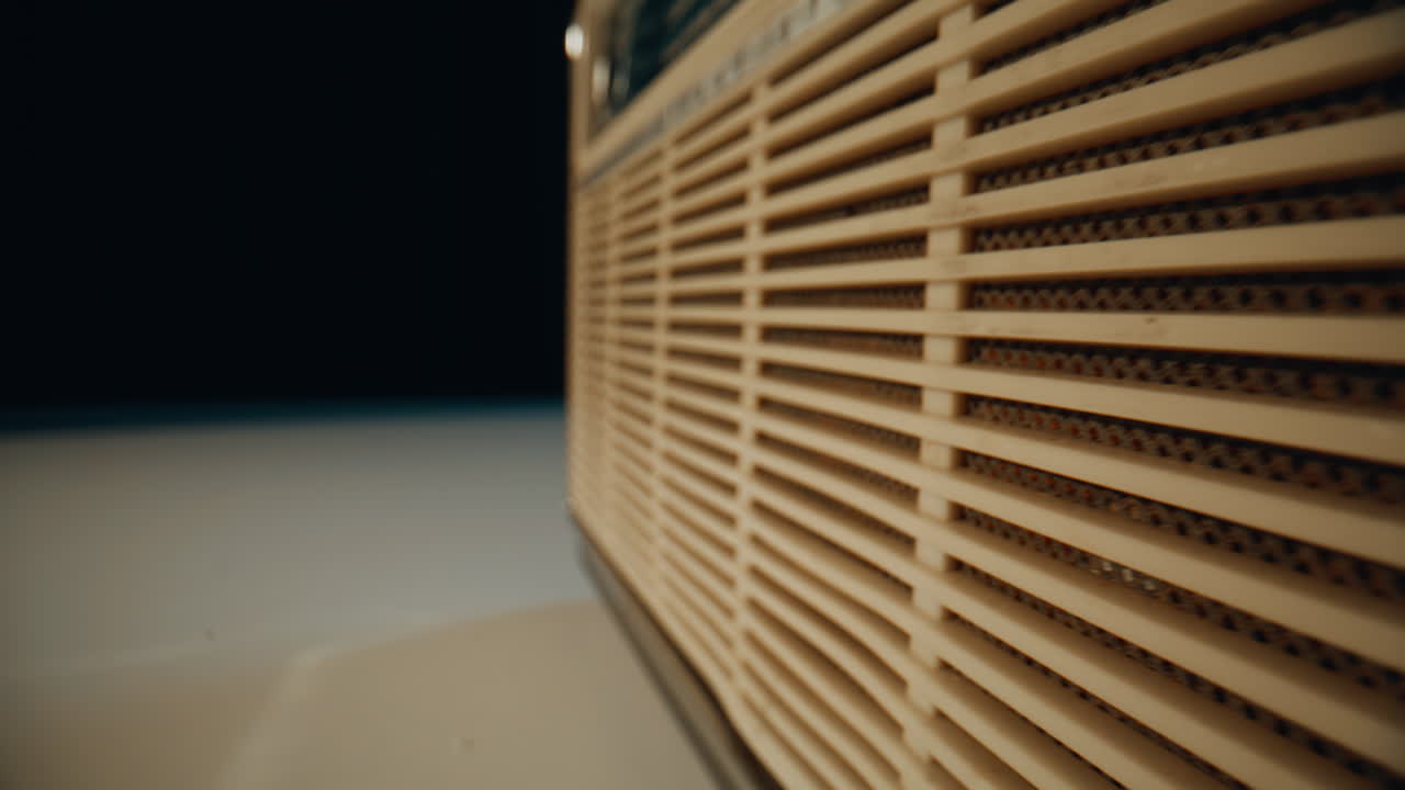 Makro retro FM-signalmottagare som står i ett mörkt rum. Närbild av vintagepanel