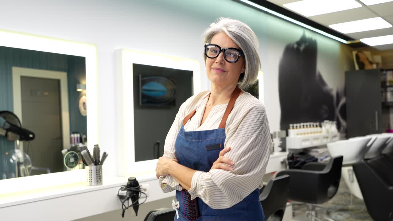 Peluquero profesional en un salón de belleza