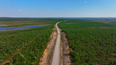 conducción de autocaravanas en medio de la naturaleza silvestre de kevo y kaldoaivi, verano en laplandia - vista aérea