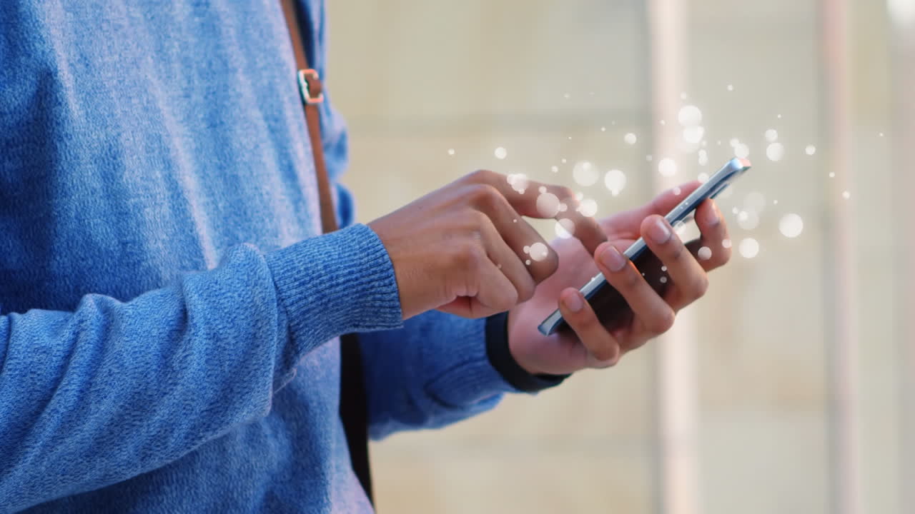 animación de múltiples manchas blancas sobre la sección media del hombre usando un teléfono inteligente