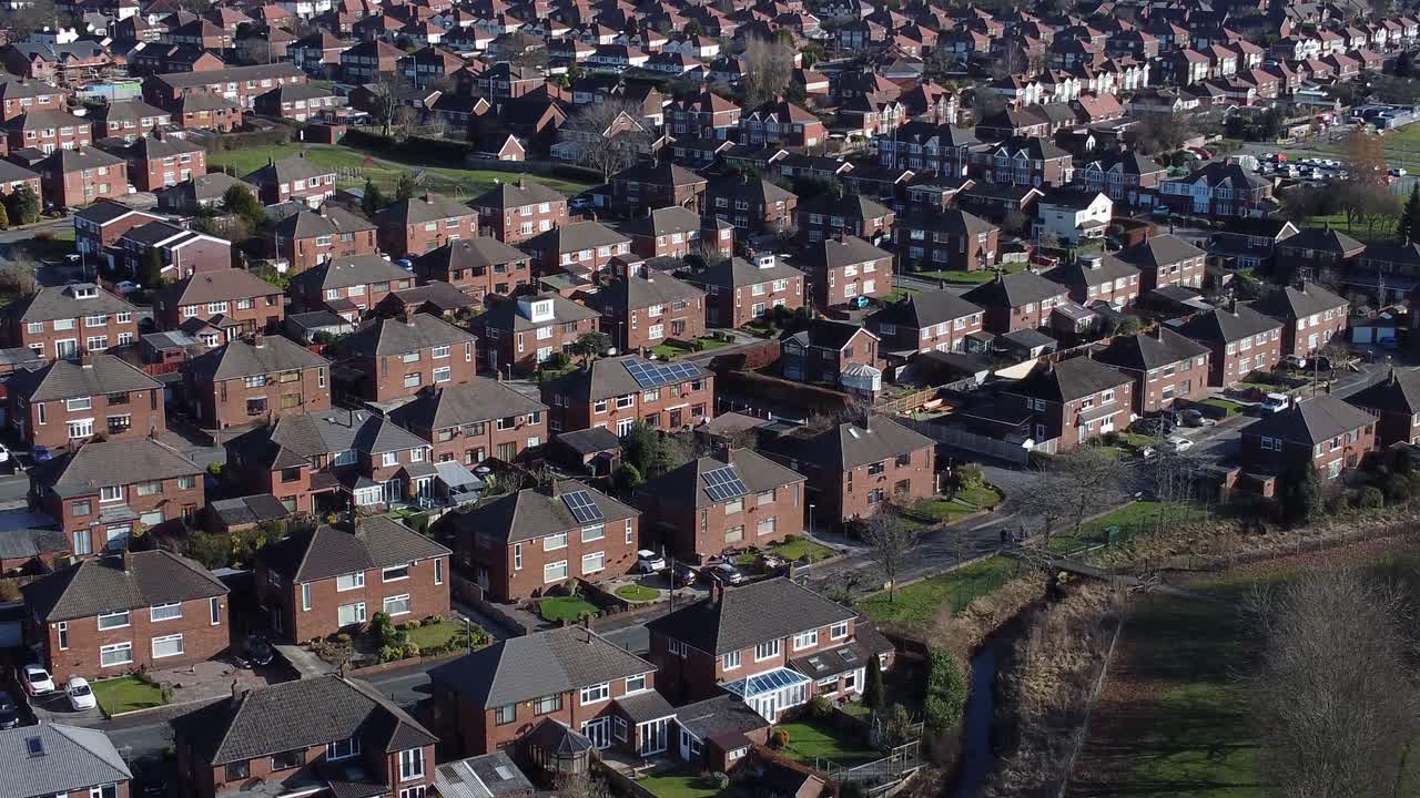 barrio suburbano casas residenciales británicas tejados bienes raíces propiedad vista aérea ascendente inclinada hacia abajo