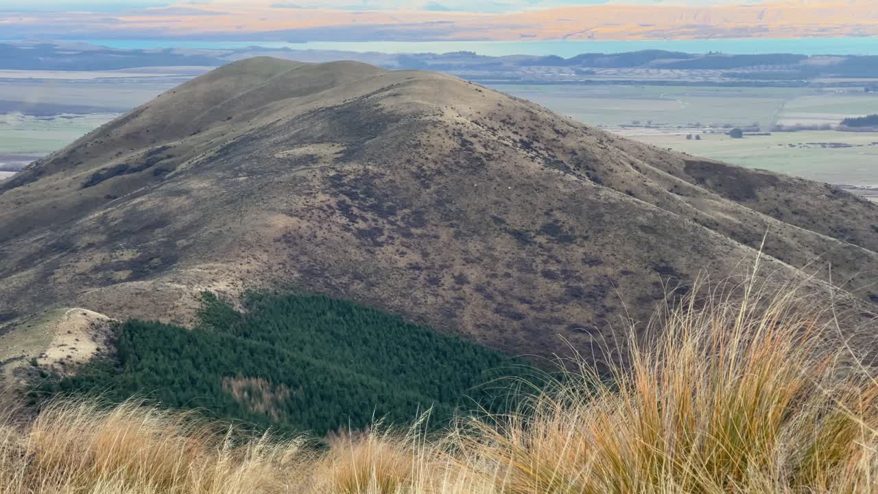 푸른 빙하 호수의 전망과 함께 산 꼭대기에 가 ⁇ 운 눈이 내립니다.