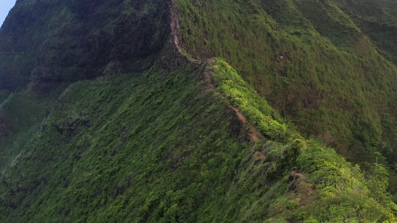 toma de dron 4k de una montaña en oahu hawaii