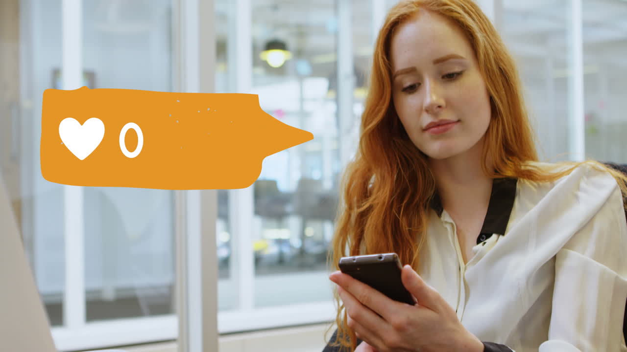 женщина в офисе просматривает на своем телефоне 4k