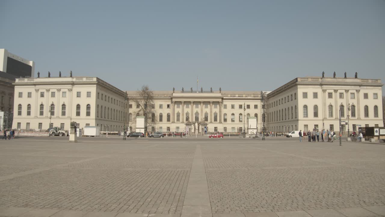 humboldt-universität berlín con bebelplatz en primer plano