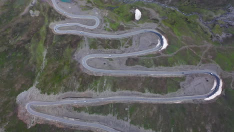 Vista-Aérea-De-Arriba-Hacia-Abajo-De-Los-Automóviles-Que-Conducen-Curvas-Cerradas-A-Lo-Largo-De-La-Autopista-Karakoram