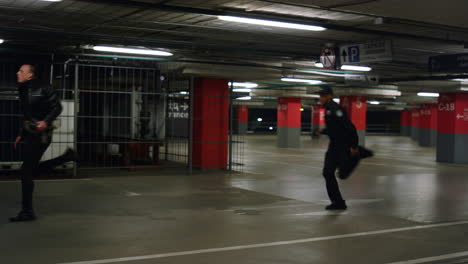 des policiers suivent un homme criminel avec un fusil moderne dans un bâtiment urbain.