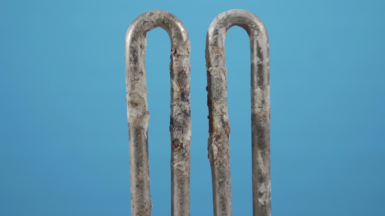 파란색 배경에 스케일과 퇴적물이있는 전기 부식 가열기 분리