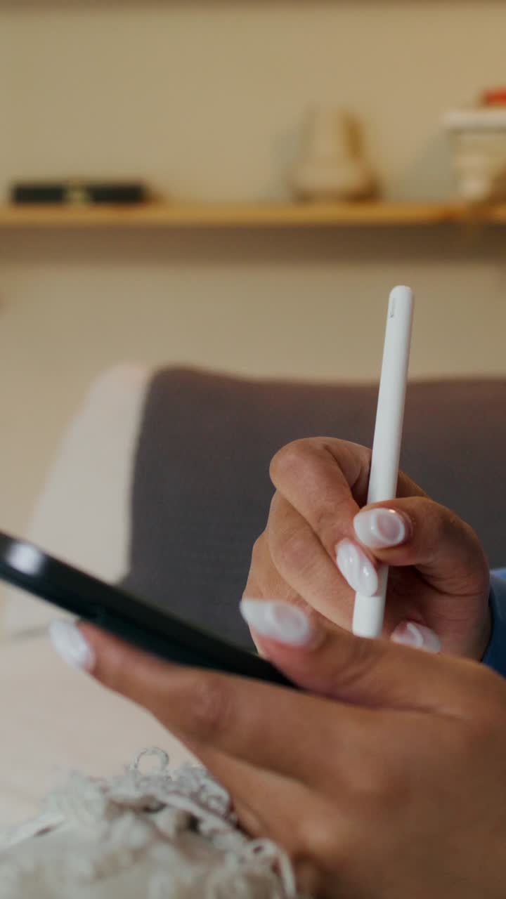 persona que utiliza un lápiz y un teléfono inteligente para el arte digital