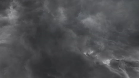 Sturmwolkenbildung-Und-Blitze-Am-Dunklen-Himmel-4k