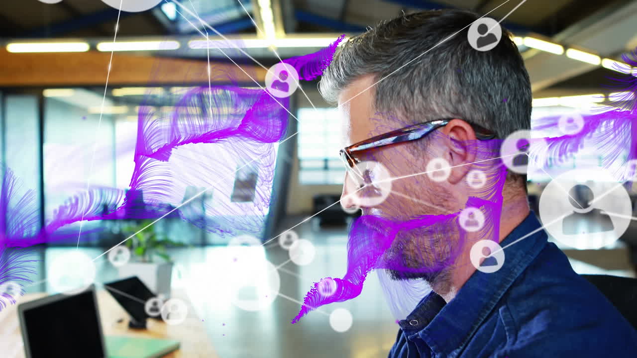 animación de células covid sobre médico y mujer y pantalla con bola