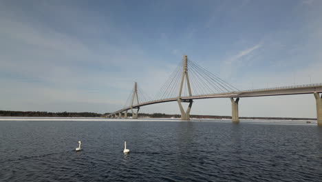 Schmelzendes-Eis-Und-Rückkehr-Der-Vogelwelt,-Frühling-In-Finnland,-Raippaluoto-Silta-Brücke