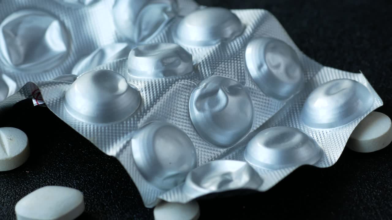 개방된 블리스터 패키지에서 약과 분산된 약