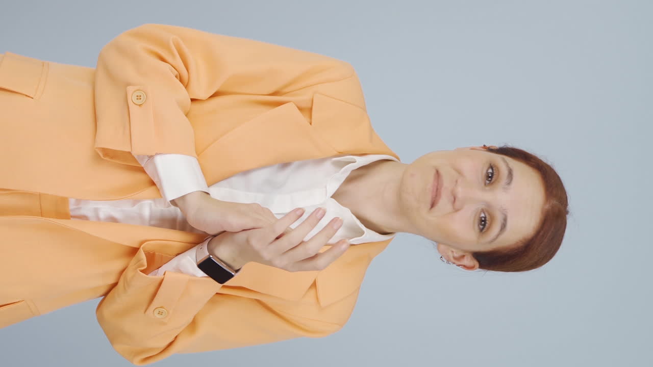 video vertical de una mujer de negocios aplaudiendo.