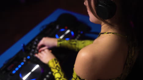 Woman-with-headphones-djing-at-the-disco