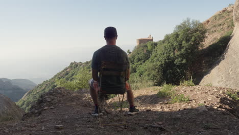 un caballero descansa en una silla antigua en las serenas montañas en un día de verano