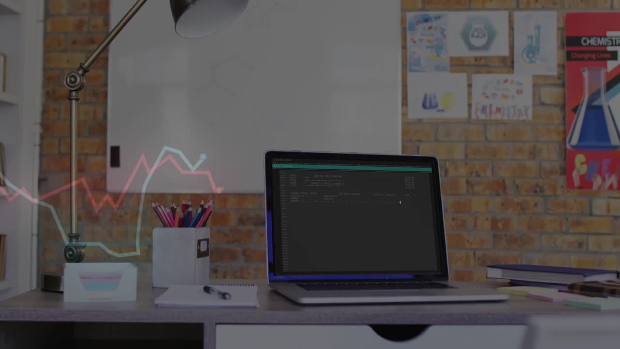 Bærbar computer viser kodeeditor på et træskrivebord med lampe, blyanter, bøger og whiteboard-skitser