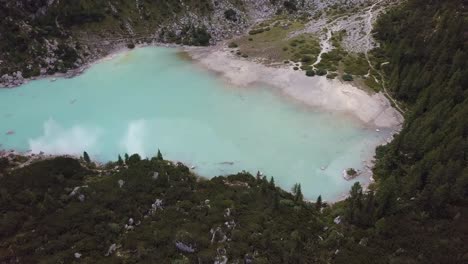 lago di sorapis en italia visto desde un dron