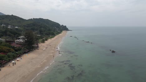 Tranquilo-Día-De-Turismo-Gris-Koh-Lanta-Playa-De-Arena-En-Tailandia,-Vista-Aérea