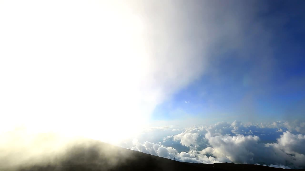하와이 - haleakala 천문대에서 세계 정상에서 빠르게 움직이는 구름을 관찰