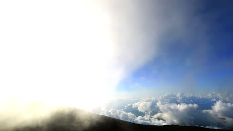 hawaii - viendo en la cima del mundo las nubes veloces en el observatorio haleakala