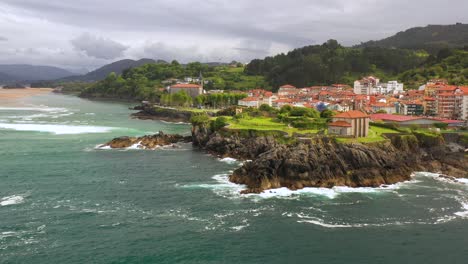 vista aérea de drones de la reserva de la biosfera de urdaibai en mudaka en el país vasco