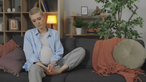 pregnant woman experiencing foot pain