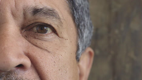 primer plano de un hombre de mediana edad abriendo los ojos mirando a la cámara con la pupila despierta enfocada