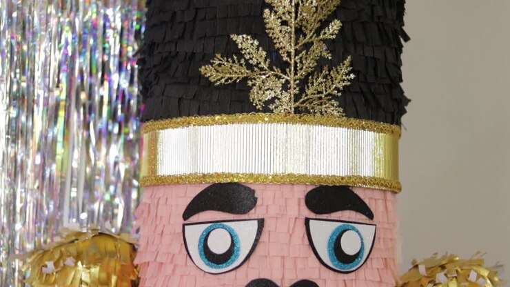 Enorme piñata schiaccianoci soldatino di Natale fatta di carta crespa