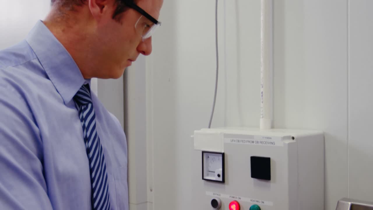 oficial de inspección que utiliza una tableta digital