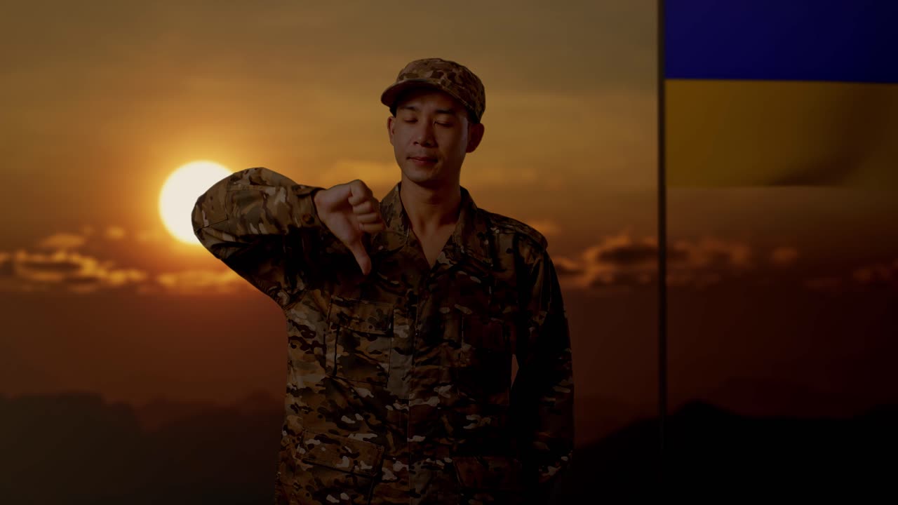 우크라이나 발을 배경으로 한 위장 유니폼을 입은 불쾌한 군인