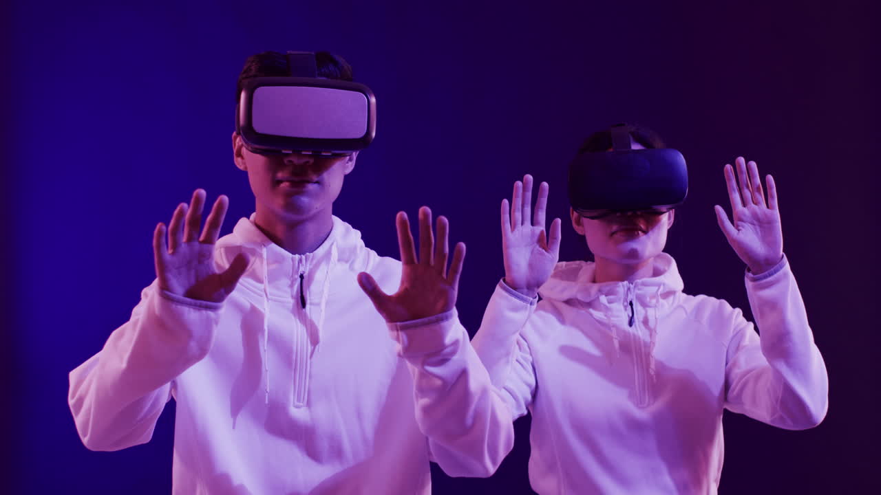 vr 헤드 ⁇ 을 사용하는 아시아 남성과 여성, 파란색 배경의 가상 화면을 만지고, 느린 움직임
