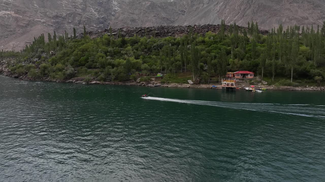 vista aérea de la moto acuática en el lago superior de kachura skardu