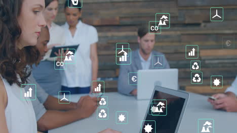 animación de la sostenibilidad y los íconos financieros, equipo de negocios diverso que trabaja en la oficina