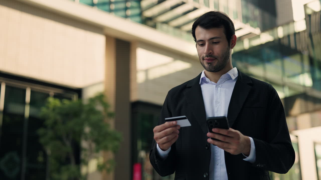 Hombre usando tarjeta de crédito y teléfono móvil