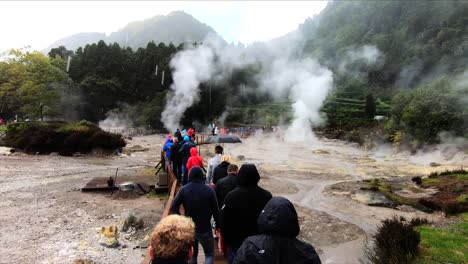 Touristen-Zu-Fuß-Durch-Vulkanische-Quellen-Bei-Furnas