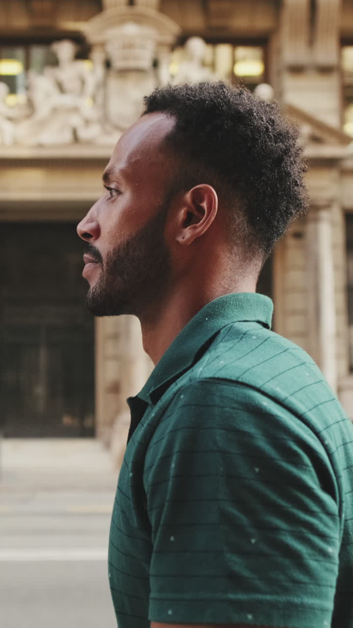Uomo in polo verde