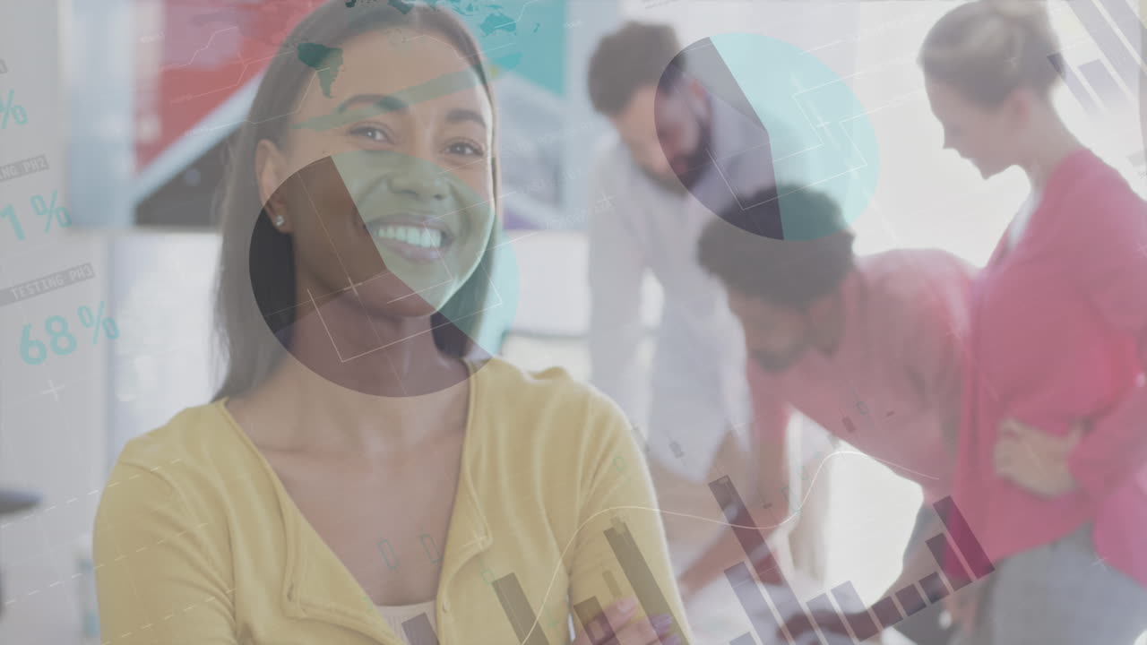 사무실에서 일하는 다양한 비즈니스 사람들에 대한 금융 데이터 처리의 애니메이션