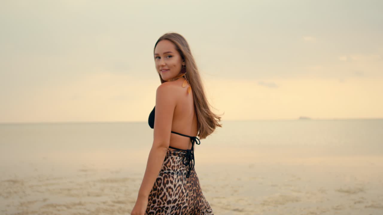 Donna sulla spiaggia al tramonto