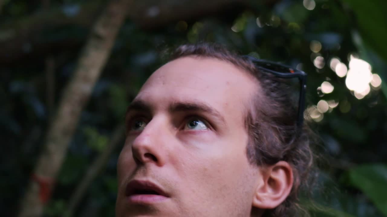 expresiones faciales de un joven impresionado por su entorno