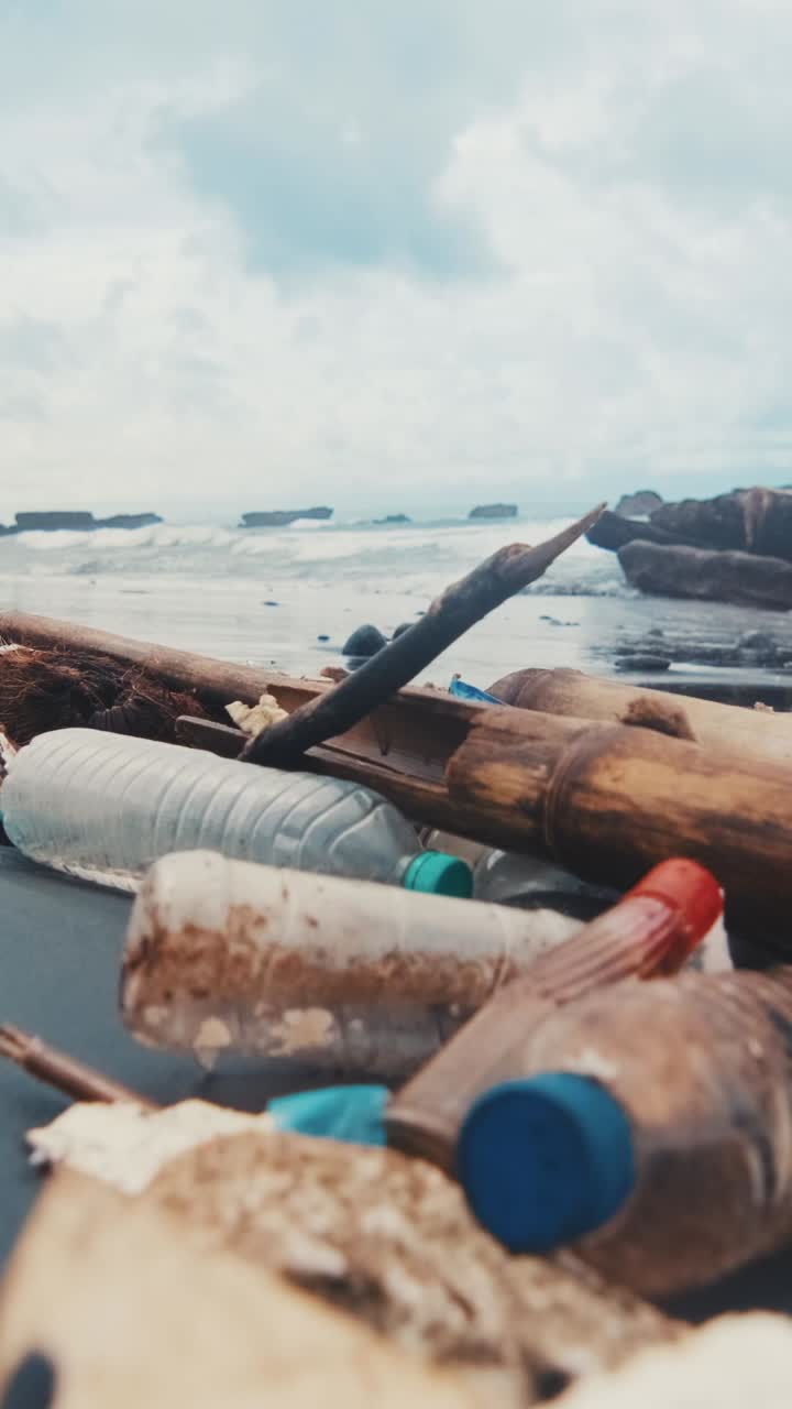 Disastro ambientale causato dall'inquinamento marino e dai rifiuti di plastica sulla spiaggia
