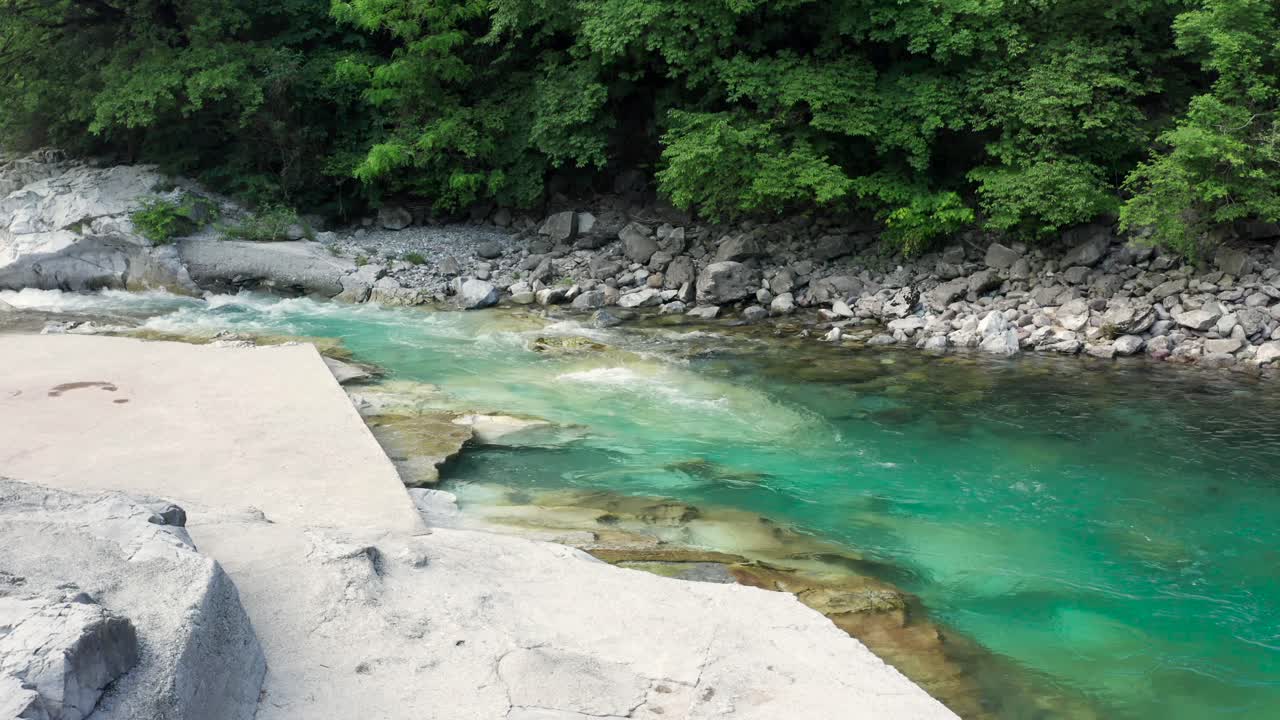 크리스탈처럼 푸른 물이 있는 멋진 세리오 강, 베르가모, 세리아나 계곡, 이탈리아