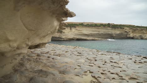 Ufer-Des-Steinstrandes-Il-kalanka-In-Malta-Mit-Kalksteinufer-Im-Vordergrund