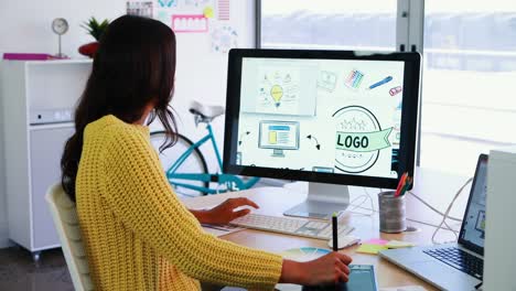 ejecutivo creativo utilizando una tableta gráfica mientras trabaja en una computadora de escritorio 4k