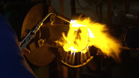 Close-up-of-male-worker-making-glass-in-glass-factory-4k